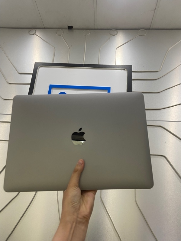 Macbook Pro 13 inch M1 2020 - Ram 8/256GB - Pin 87% - Chu kỳ sạc 494 lần - Màu xám - Ngoại hình: 97% - Màn ám hồng, bụi trong, cấn sườn, góc - Kèm sạc