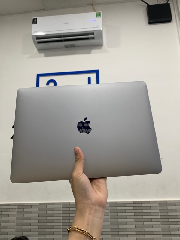 Macbook pro 13 inch two thunderbolt 3 ports - Core i5 - Ram 8/256gb - Màu bạc - Pin bình thường chu kì sạc 110 lần - Ngoại hình: 97% - Kèm sạc