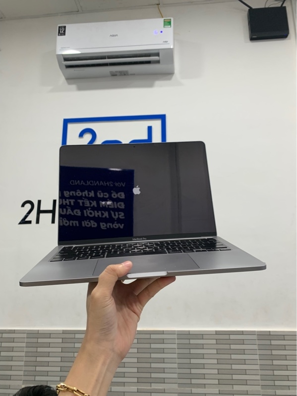 Macbook pro 13 inch two thunderbolt 3 ports - Core i5 - Ram 8/256gb - Màu bạc - Pin bình thường chu kì sạc 110 lần - Ngoại hình: 97% - Kèm sạc