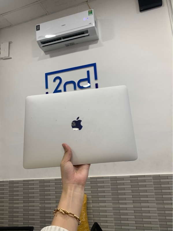 Macbook pro 13 touchbar 2022 - M2 - Ram 8gb/ssd 256gb - Màu bạc - Pin 85% chu kì sạc 285 lần - Ngoại hình: 96% - màn linh kiện - bản lề hở - Kèm sạc