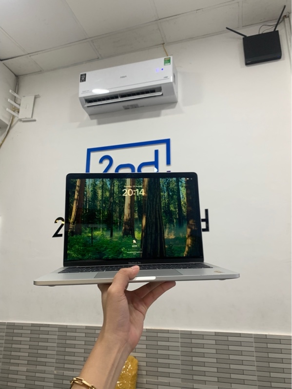 Macbook pro 13 touchbar 2022 - M2 - Ram 8gb/ssd 256gb - Màu bạc - Pin 85% chu kì sạc 285 lần - Ngoại hình: 96% - màn linh kiện - bản lề hở - Kèm sạc