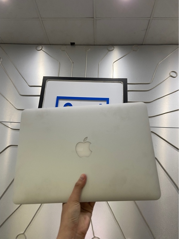 Macbook Pro 13inch 2015 - i5 - Ram 8/256GB - Pin bảo trì - Màu bạc - Ngoại hình: 97% - Hở mặt D, màn in phím, ám hồng, phản quang, tróc film - Kèm sạc - không bảo hành