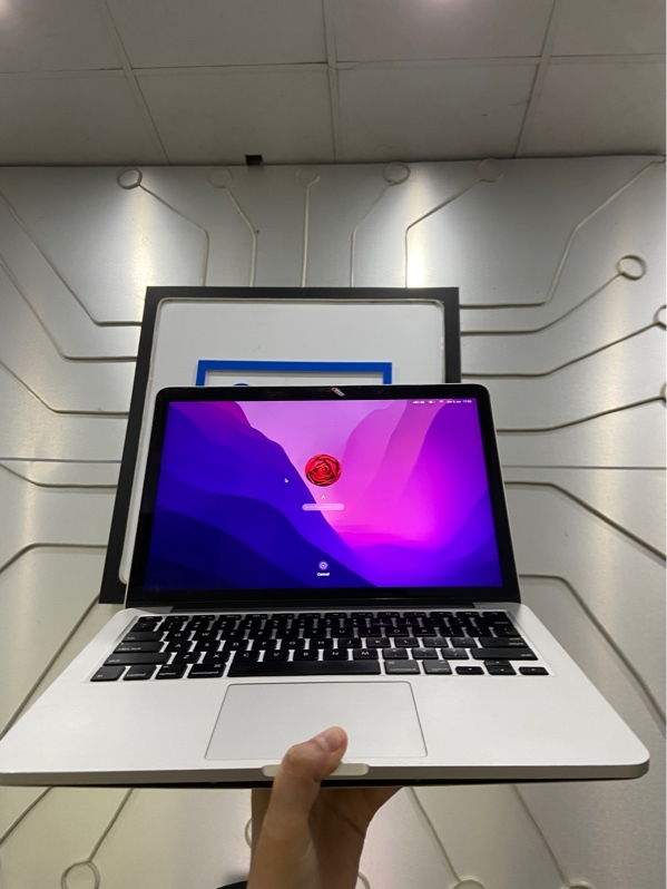 Macbook Pro 13inch 2015 - i5 - Ram 8/256GB - Pin bảo trì - Màu bạc - Ngoại hình: 97% - Hở mặt D, màn in phím, ám hồng, phản quang, tróc film - Kèm sạc - không bảo hành
