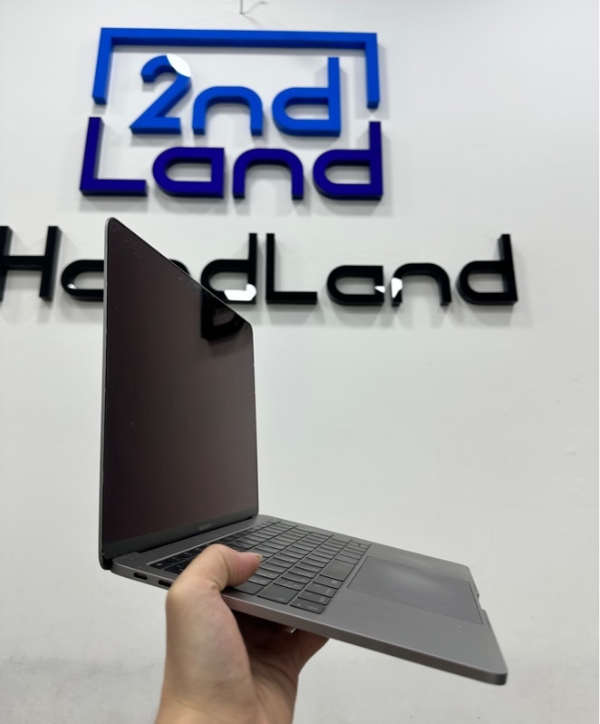 MacBook Pro 13inch 2016 - i5 - Ram 8GB/256GB - Pin bảo trì - Màu xám - Ngoại hình 97% - Phím Nhật - Phím F7 bị cứng, Command, FN ,Space bị lún màn ám phản quang 1 vết, touchpad mòn, hư cam, mất đệm cao su ( SẢN PHẨM KHÔNG BẢO HÀNH ) - Body ( KHÔNG SẠC)