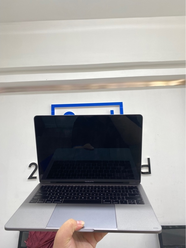 Macbook pro 13inch 2017 - i5 - 8/256gb - Màu xám - Pin thay - Ngoại hình 97% - Tróc ron cao su mặt B, màn ám hồng - Fullbox