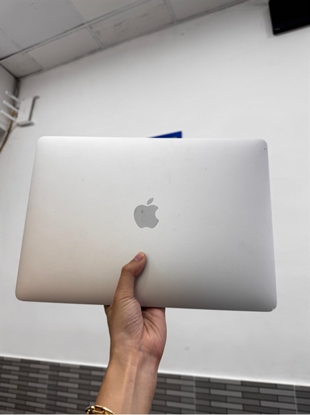 Macbook Pro 13inch 2019 - i5 lỗi từ - 8/256GB - Màu bạc - Pin bình thường chu kì sạc 882 - Ngoại hình: 97% - Cấn góc - Body, kèm sạc