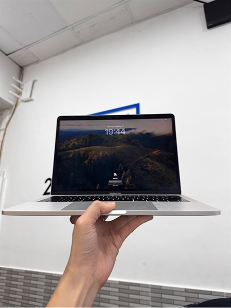 Macbook Pro 13inch 2019 - i5 lỗi từ - 8/256GB - Màu bạc - Pin bình thường chu kì sạc 882 - Ngoại hình: 97% - Cấn góc - Body, kèm sạc 1