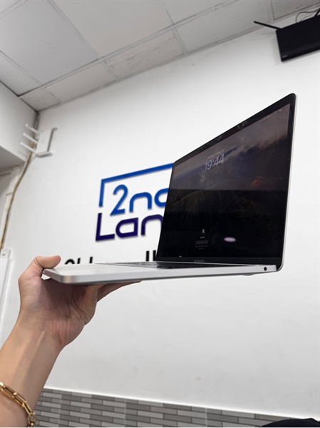 Macbook Pro 13inch 2019 - i5 lỗi từ - 8/256GB - Màu bạc - Pin bình thường chu kì sạc 882 - Ngoại hình: 97% - Cấn góc - Body, kèm sạc 2