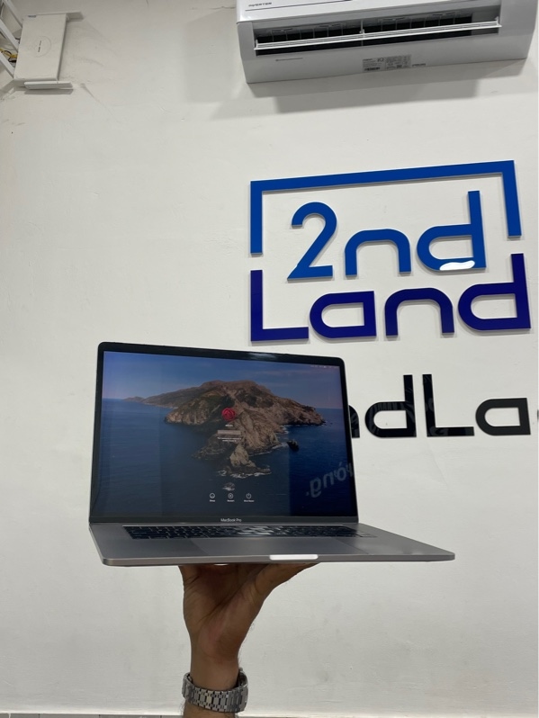 Macbook Pro 15 2017 Touchbar - i7 lõi 4 - Ram 16GB/SSD 500GB - Màu bạc - Pin bảo trì - Ngoại hình: 96% - Cấn móp 4 góc, mục đệm cao su màn, màn ám hồng, kẹt 1 nút "N" - Kèm sạc