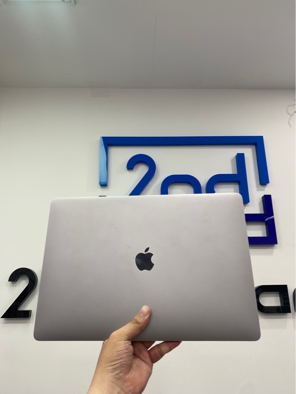 Macbook Pro 15 inch 2016- Intel core i7- 16/256GB - Pin bình thường- Chu kỳ sạc 137 đã thay - Màu bạc- Ngoại hình: 96% -cấn trầy nhiều , màn ám hồng, tróc miếng dán màn, loa rè - Kèm sạc