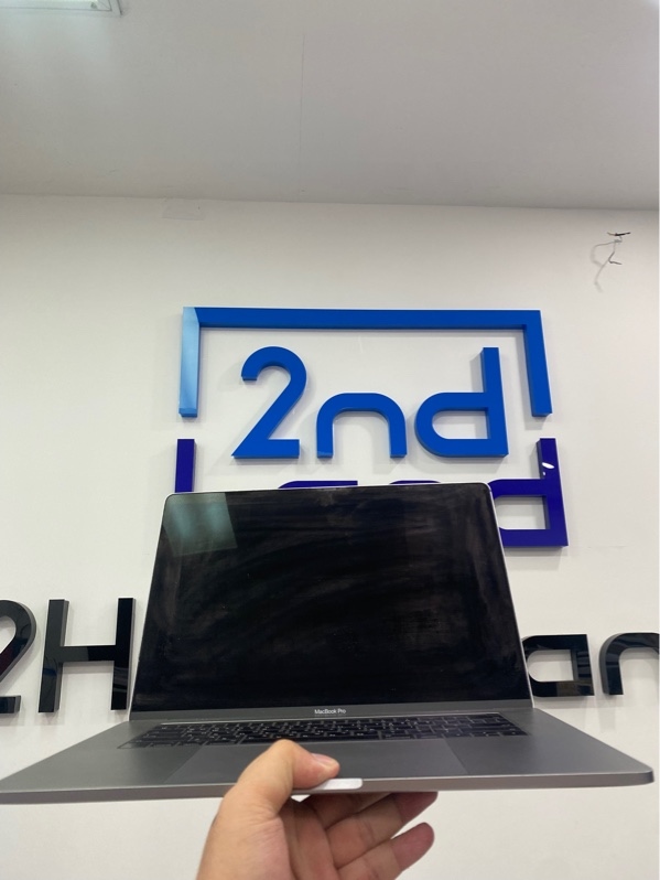 Macbook Pro 15 inch 2016- Intel core i7- 16/256GB - Pin bình thường- Chu kỳ sạc 137 đã thay - Màu bạc- Ngoại hình: 96% -cấn trầy nhiều , màn ám hồng, tróc miếng dán màn, loa rè - Kèm sạc