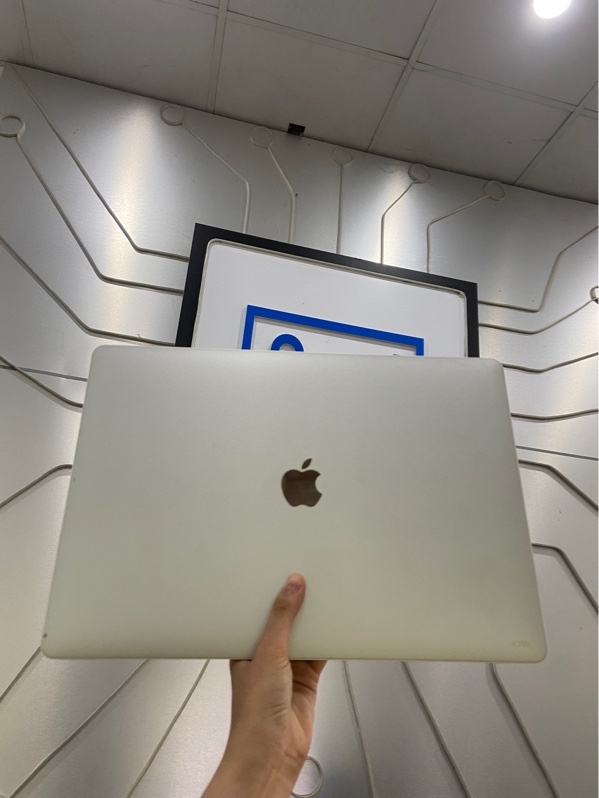 Macbook Pro 15 inch 2017 - i7 lõi tứ, Ram 16/256GB - Pin bình thường ( Chu kỳ sạc 201 ) - Màu bạc - Ngoại hình: 97% - Màn ám trung bình, phản quang chấm, xước cấn sườn mặt D - Kèm sạc