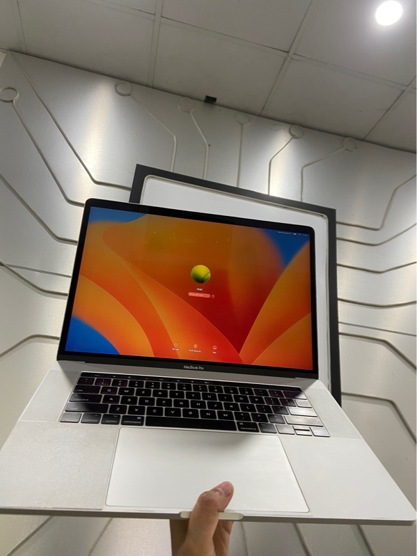 Macbook Pro 15 inch 2017 - i7 lõi tứ, Ram 16/256GB - Pin bình thường ( Chu kỳ sạc 201 ) - Màu bạc - Ngoại hình: 97% - Màn ám trung bình, phản quang chấm, xước cấn sườn mặt D - Kèm sạc