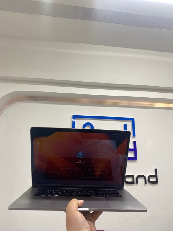 Macbook Pro 15 inch 2018 - Core i7 - 16/256gb - Màu xám - Pin thay 100% - Ngoại hình 97% - Màn ám hồng, layout phím Hàn - Kèm Sạc