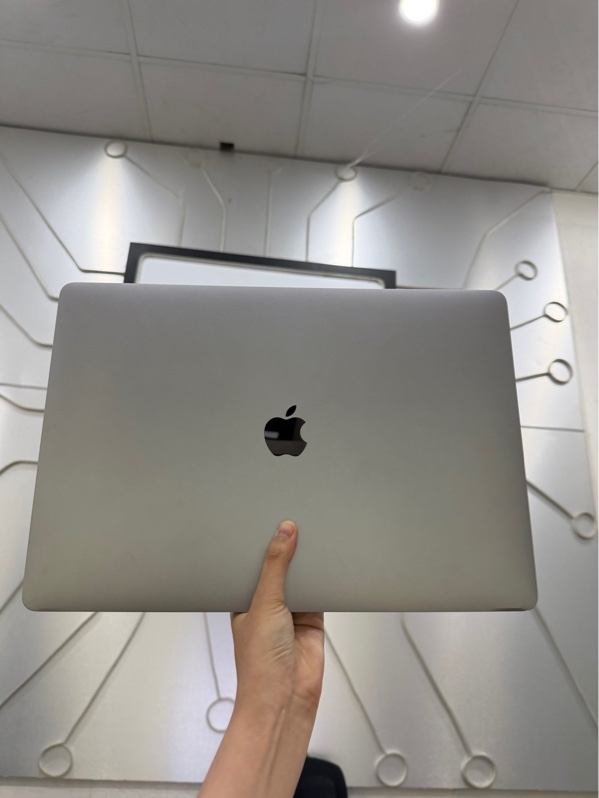 Macbook Pro 15 inch 2018 - I7 6 nhân Ram 16/256gb SSD - Pin bình thường đã thay - Chu kỳ sạc 37 lần - Màu xám - Ngoại hình: 97% - Màn ám hồng viền, cấn - Kèm sạc