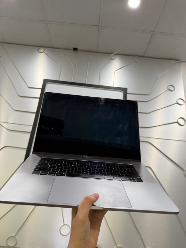 Macbook Pro 15 inch 2018 - I7 6 nhân Ram 16/256gb SSD - Pin bình thường đã thay - Chu kỳ sạc 37 lần - Màu xám - Ngoại hình: 97% - Màn ám hồng viền, cấn - Kèm sạc