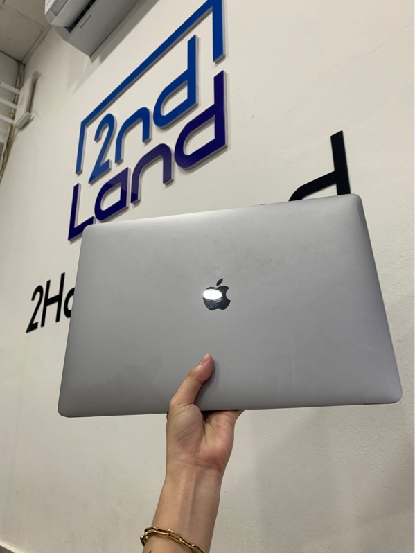 MacBook Pro 15 inch 2018 - i7 6 nhân - Ram 16gb/ssd 256gb - Màu xám - Pin bình thường chu kì sạc 403 lần - Ngoại hình: 97% - Trầy, màn ám hồng - Kèm sạc