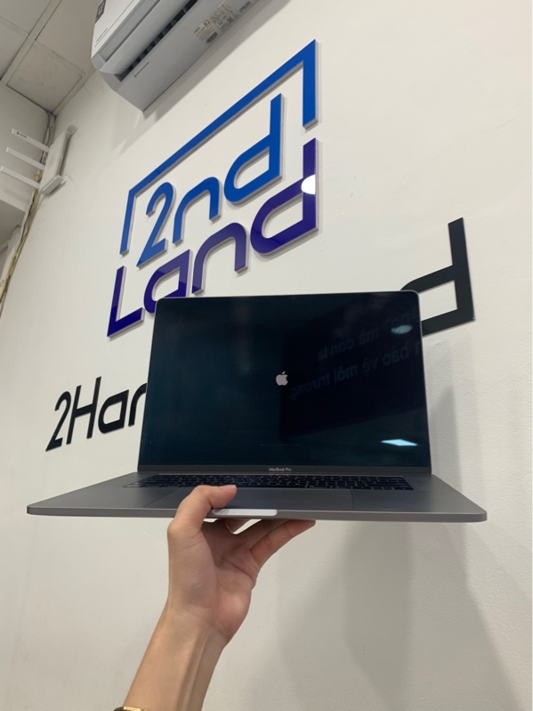 MacBook Pro 15 inch 2018 - i7 6 nhân - Ram 16gb/ssd 256gb - Màu xám - Pin bình thường chu kì sạc 403 lần - Ngoại hình: 97% - Trầy, màn ám hồng - Kèm sạc