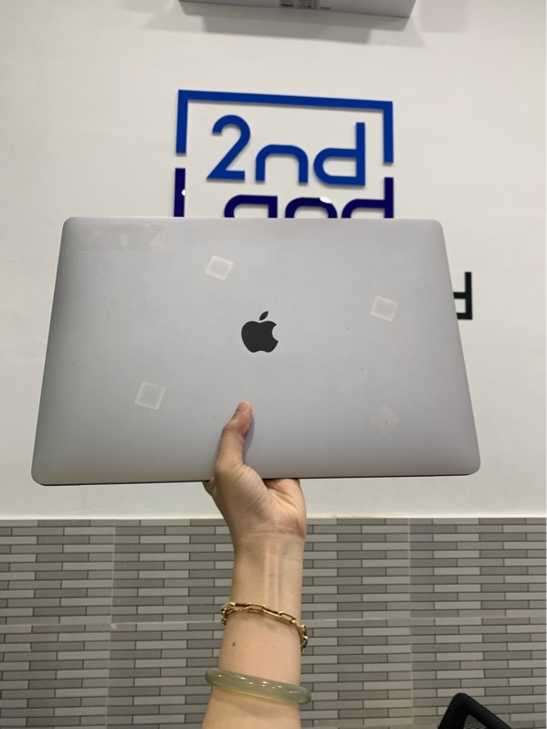 Macbook Pro 15 inch 2018 - i9 6 lõi - 16GB/500GB SSD - Màu xám - Pin chu kì sạc 1050 lần - Ngoại hình: 97% - Màn ám hồng viền - Kèm sạc