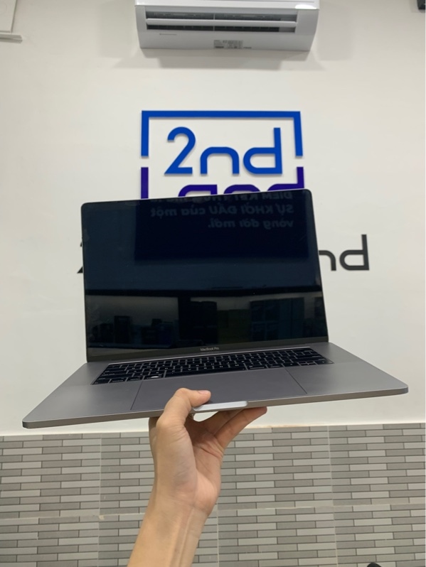 Macbook Pro 15 inch 2018 - i9 6 lõi - 16GB/500GB SSD - Màu xám - Pin chu kì sạc 1050 lần - Ngoại hình: 97% - Màn ám hồng viền - Kèm sạc