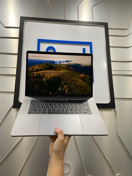 Macbook Pro 15 inch 2019 - Core i7 6 nhân 2.6Ghz 16GB DDR 4 256GB - Pin bình thường - Màu xám - Ngoại hình: 98% - Body - Kèm sạc 1