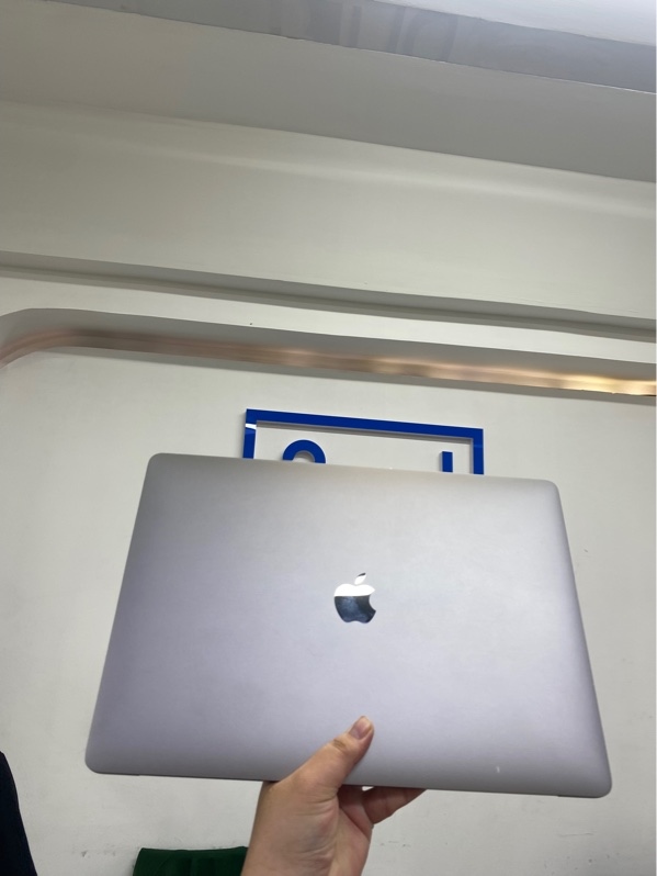 Macbook pro 15 inch 2019 - i7 - 6 nhân 16/256gb - Màu xám - Pin bình thường - Ngoại hình 97% - Màn ám hồng - Kèm sạc