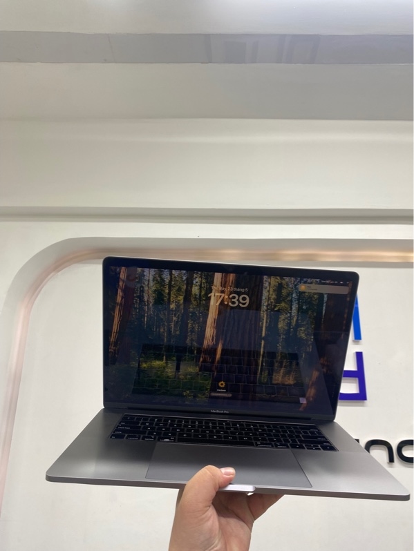 Macbook pro 15 inch 2019 - i7 - 6 nhân 16/256gb - Màu xám - Pin bình thường - Ngoại hình 97% - Màn ám hồng - Kèm sạc