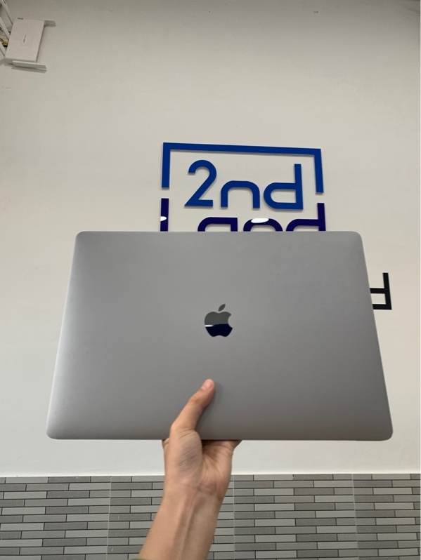 Macbook Pro 15 inch 2019 - Intel core i7 - Ram 16GB/256GB - Màu bạc - Pin bảo trì chu kì sạc 348 lần - Ngoại hình: 97% - Kèm sạc