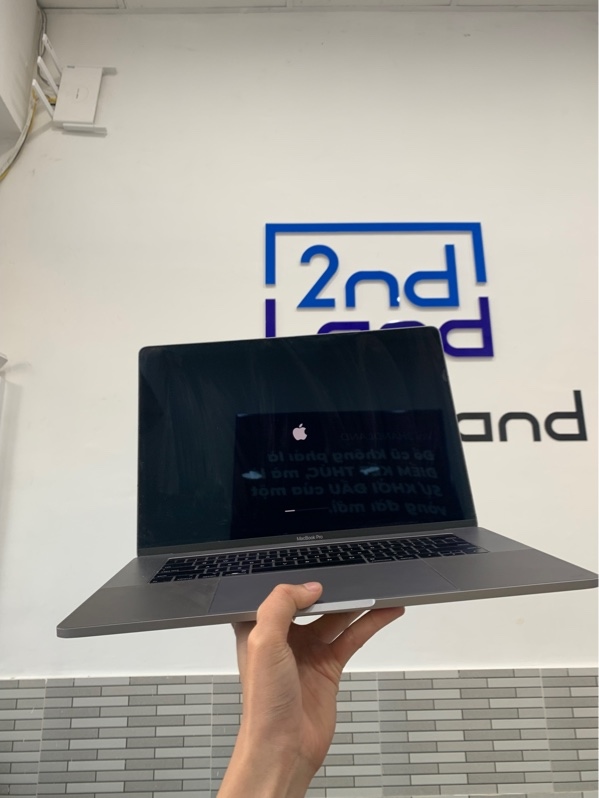Macbook Pro 15 inch 2019 - Intel core i7 - Ram 16GB/256GB - Màu bạc - Pin bảo trì chu kì sạc 348 lần - Ngoại hình: 97% - Kèm sạc