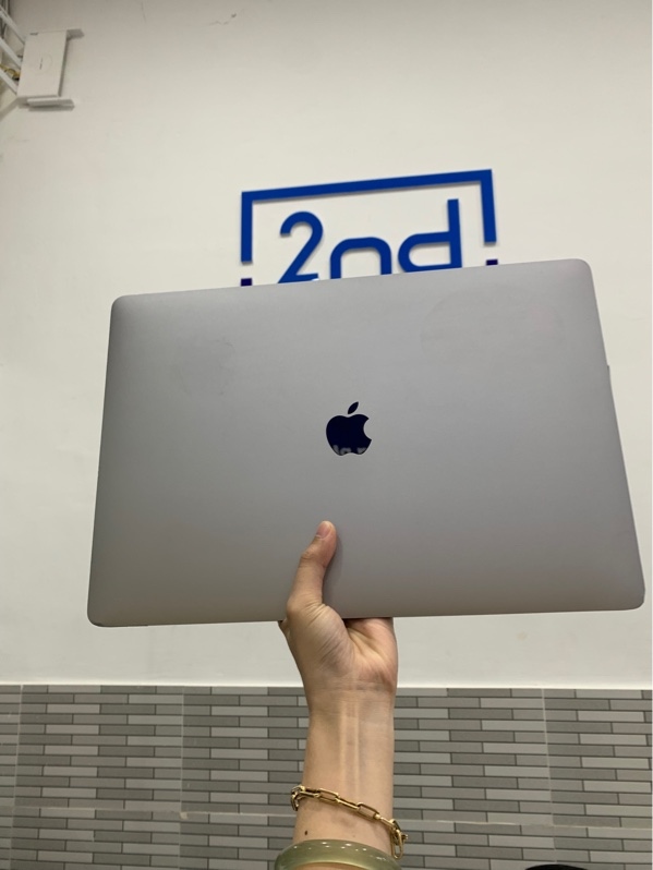 Macbook Pro 16 inch 2019 - Inter core i7 - Ram 16GB/512GB SSD - Màu bạc - Pin bình thường chu kì sạc 229 lần - Ngoại hình: 96% - Kèm sạc