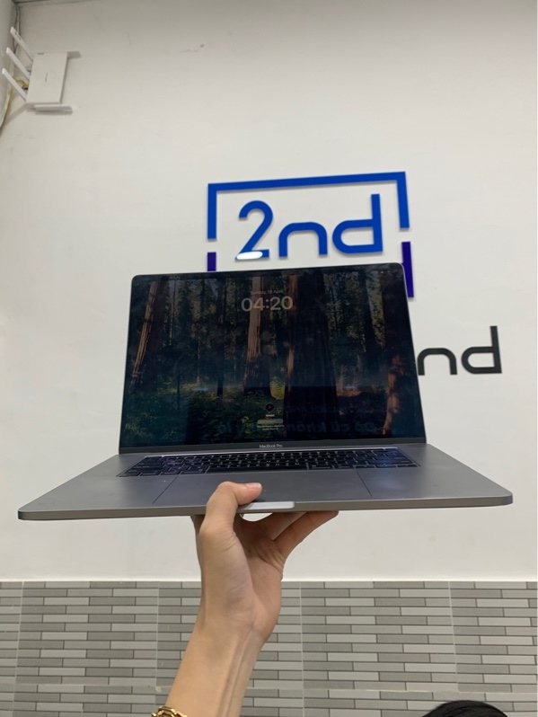 Macbook Pro 16 inch 2019 - Inter core i7 - Ram 16GB/512GB SSD - Màu bạc - Pin bình thường chu kì sạc 229 lần - Ngoại hình: 96% - Kèm sạc