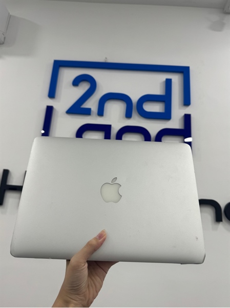 Macbook Pro 2015 - 13 inch - i5 lõi kép - 8/256GB - Màu bạc - Pin bình thường - Ngoại hình xấu - Cấn móp nhiều , mất 2 ốc đáy , cao su màn bung , màn ám xanh bên dưới và bên trái , ám hồng bên phải phản quang - Kèm sạc