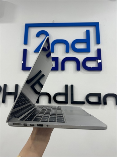 Macbook Pro 2015 - 13 inch - i5 lõi kép - 8/256GB - Màu bạc - Pin bình thường - Ngoại hình xấu - Cấn móp nhiều , mất 2 ốc đáy , cao su màn bung , màn ám xanh bên dưới và bên trái , ám hồng bên phải phản quang - Kèm sạc 1