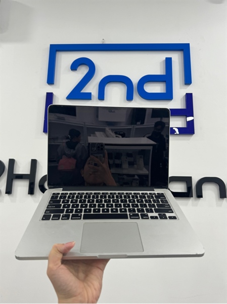 Macbook Pro 2015 - 13 inch - i5 lõi kép - 8/256GB - Màu bạc - Pin bình thường - Ngoại hình xấu - Cấn móp nhiều , mất 2 ốc đáy , cao su màn bung , màn ám xanh bên dưới và bên trái , ám hồng bên phải phản quang - Kèm sạc 2