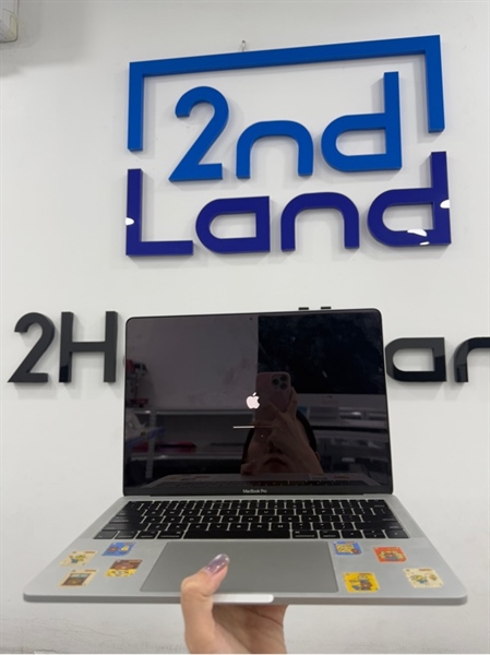 Macbook pro 2017 -13.3 inch-2 thunderbolt- i5 lõi kép - Ram8/128Gb - Màu xám - Pin bình thường thay LK -Ngoại hình 97% - Màn thay LK , ám hồng nặng , bụi trong , mất cao su chống trượt , trầy , cấn 1 góc - Kèm sạc 2