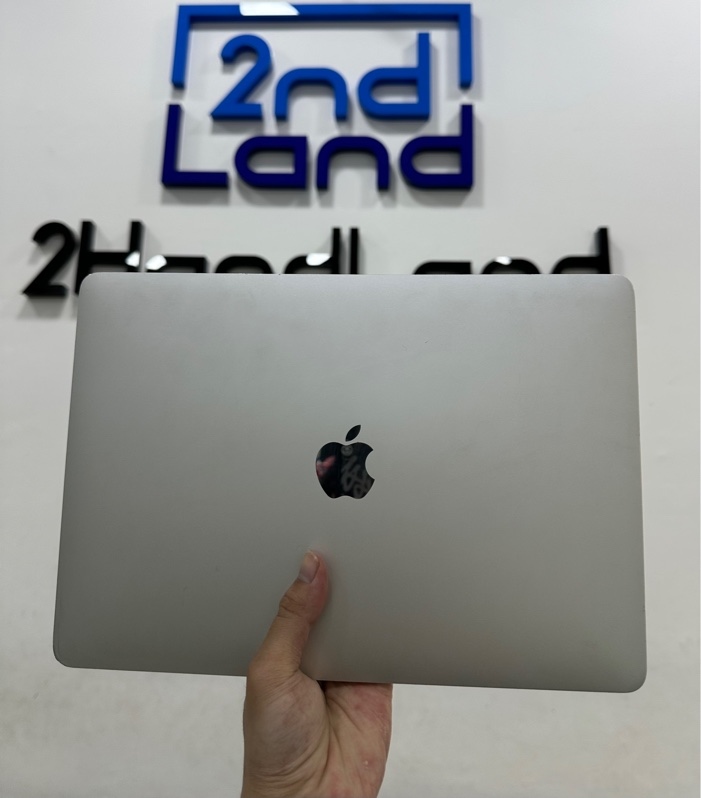Macbook Pro 2017 13.3 inch Touchbar - Ram 16/256GB - Mac os ventura - Pin bình thường - Màu bạc - Ngoại hình 96% - Máy trầy xước, dão cao su màn hình, có nhiều vết cấn móp, dính tí keo dán sắt Màn ám hồng, ám xanh - Kèm sạc