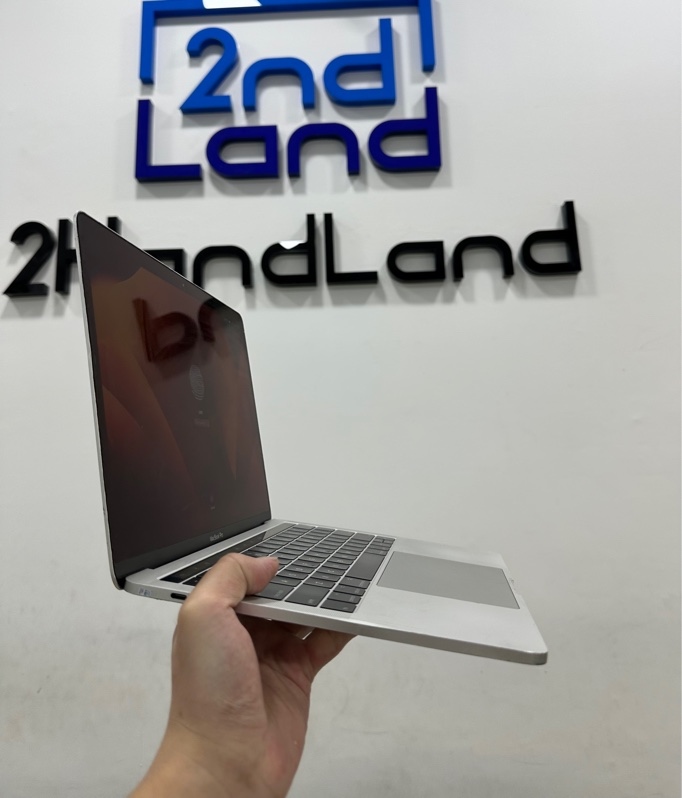 Macbook Pro 2017 13.3 inch Touchbar - Ram 16/256GB - Mac os ventura - Pin bình thường - Màu bạc - Ngoại hình 96% - Máy trầy xước, dão cao su màn hình, có nhiều vết cấn móp, dính tí keo dán sắt Màn ám hồng, ám xanh - Kèm sạc