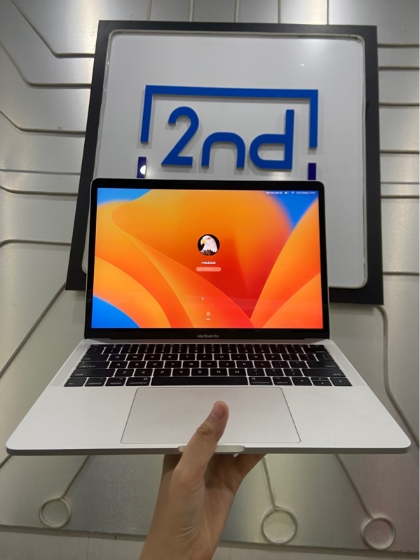 Macbook Pro 2017 - 13" - i5-lõi kép - Ram 8/256GB SSD - Pin 100% thay new - Phím nhật - Màu bạc - Ngoại hình: 97.5% - Màn ám hồng, màn trầy - Kèm sạc