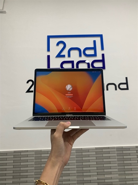 Macbook Pro 2017 - 13 inch - Core i5 - 8/256 - Màu bạc - Pin 100% đã thay - Ngoại hình: 98% - Màn trầy, ám hồng - Body, kèm sạc 1