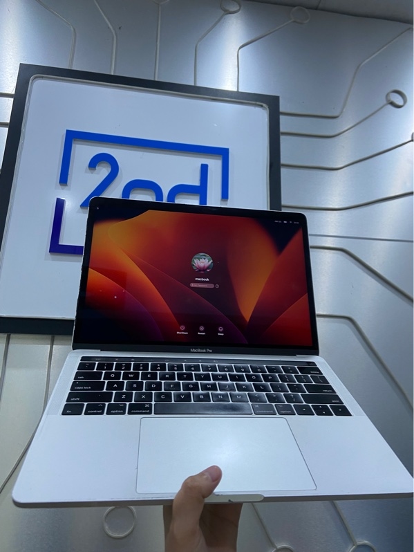 Macbook Pro 2017 Touchbar - Ram 16/256GB - 4 cổng C - Mac os ventura - Pin bình thường - Màu bạc - Ngoại hình: 97% - Màn ám hồng, ám xanh - Kèm sạc