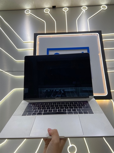 Macbook Pro 2018 15 inch - Chip i9 - Ram 32/512GB - Pin bình thường - Chu kì sạc 485 lần - Màu bạc - Ngoại hình: 98% - Màn bầm - Kèm sạc 61W 1
