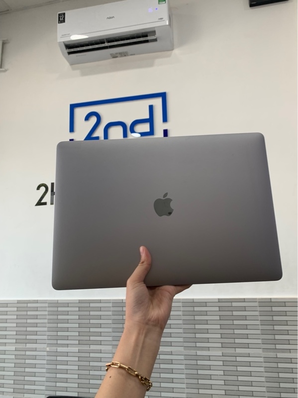 Macbook pro 2018 - 15 inch - i7 6 nhân - Ram 16/512gb - Màu bạc - Pin bình thường chu kì sạc 270 lần - Màn ám hồng - Kèm sạc