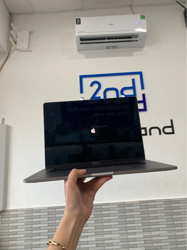 Macbook pro 2018 - 15 inch - i7 6 nhân - Ram 16/512gb - Màu bạc - Pin bình thường chu kì sạc 270 lần - Màn ám hồng - Kèm sạc