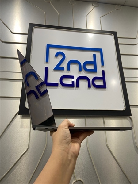 Macbook Pro 2018 15inch - i7 - Ram 16/256GB - Pin 100% (Thay New) - Màu bạc - Có Touchbar - Ngoại hình: 97% - Màn ám hồng viền, bầm xanh, không lên nguồn - Body 2