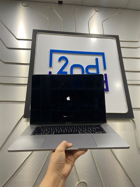 Macbook Pro 2018 15inch - i7 - Ram 16/256GB - Pin 100% (Thay New) - Màu bạc - Có Touchbar - Ngoại hình: 97% - Màn ám hồng viền, bầm xanh - Body - Kèm sạc 1