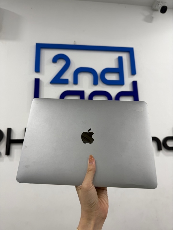 MacBook Pro 2019 13.3inch -intel core i5 quad-core - card intel iris plus graphics 645 - 8/ssd 256gb - Màu xám - Pin thay 100% chu kỳ 1576 - Ngoại hình 96% - Màn hồng , màn bầm , viền trầy cấn nặng ,sườn cong nặng, trầy,tróc cao su màn ,phím mòn - Kèm sạc