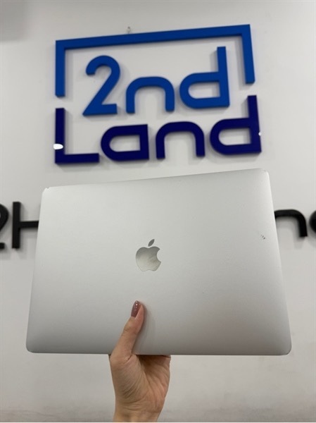 Macbook pro 2019-13 inch-2 cổng thunderbolt-Có Touchbar-Intel core i5 lõi tứ-8/128GB-Màu bạc-Pin bảo trì chu kỳ sạc 1360- Ngoại hình 96% - Màn hằn phím,ám hồng,touchpad yếu,touchbar chập chờn không hiển thị,màn trầy nhiều,cấn 4 góc,mất đế cao su-Kèm sạc