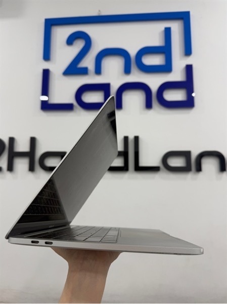 Macbook pro 2019-13 inch-2 cổng thunderbolt-Có Touchbar-Intel core i5 lõi tứ-8/128GB-Màu bạc-Pin bảo trì chu kỳ sạc 1360- Ngoại hình 96% - Màn hằn phím,ám hồng,touchpad yếu,touchbar chập chờn không hiển thị,màn trầy nhiều,cấn 4 góc,mất đế cao su-Kèm sạc 1