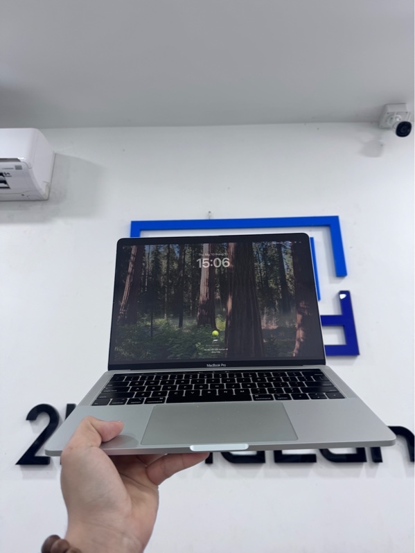 Macbook Pro 2019 - 13 inch - i5 lõi tứ - ram 8/128 - Có touchbar - 2 cổng thunderbolts - Màu xám - Ngoại hình 98% - Màn hồng nhẹ - Kèm sạc zin 61w