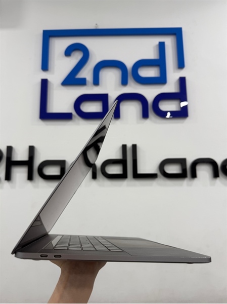 Macbook Pro 2019 - 15.4 inch - Chip Intelcore i7 6 nhân - Card intel UHD Graphics 630 1536MB - 16/256GB - Màu xám - Pin bảo trì chu kỳ 400 - Ngoại hình 97% - Màn ám hồng , màn bầm , trầy , viền trầy cấn , mòn phím - Kèm sạc 1